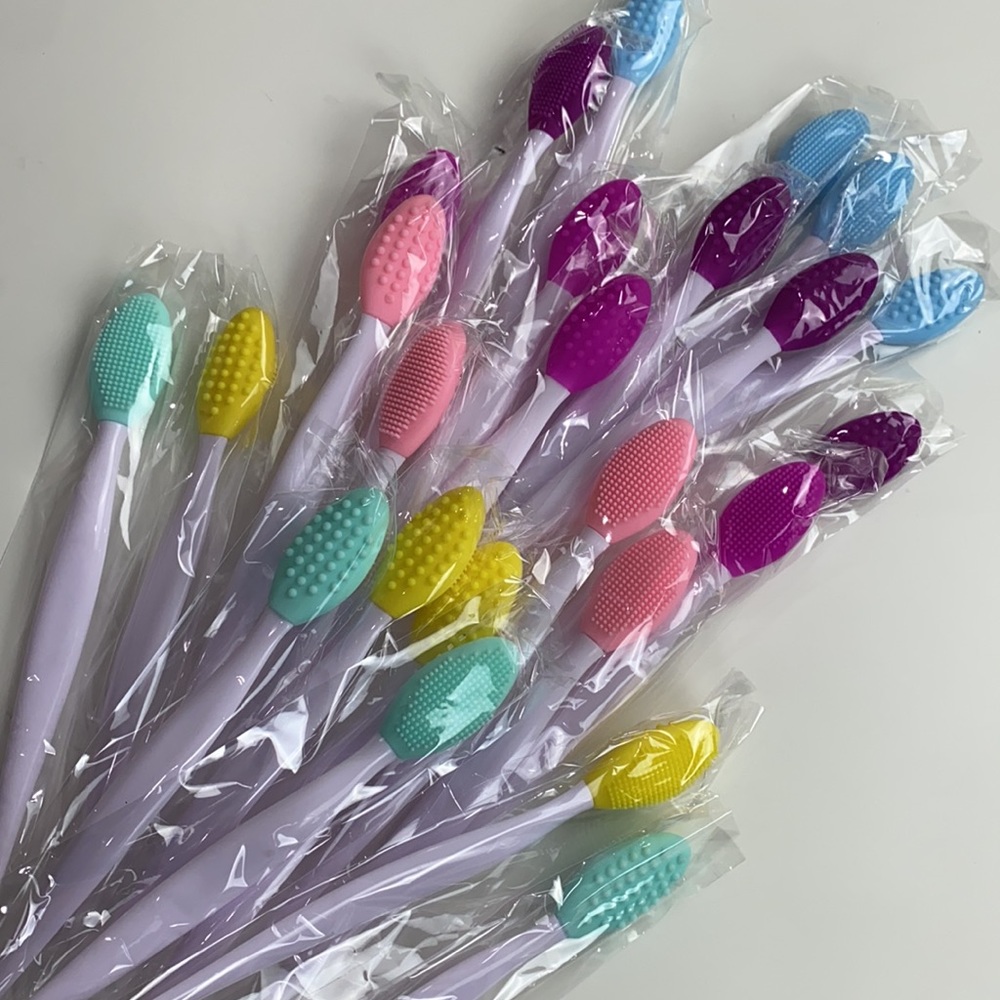 🆓✨FREE w/ $25 BUNDLE!✨Silicone Lip Scrubbing Exfoliator